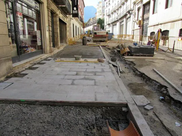 Acera más ancha que se construye en la Carrera de Jesús, donde se nueva la red de agua. 