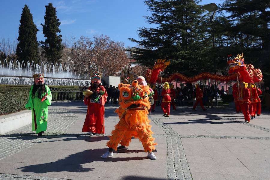 El pasacalles de la Danza del Dragón ha salido del Hospital Real 