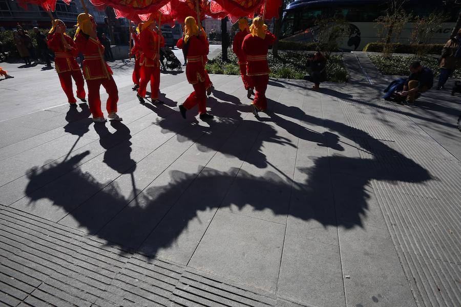 El pasacalles de la Danza del Dragón ha salido del Hospital Real 