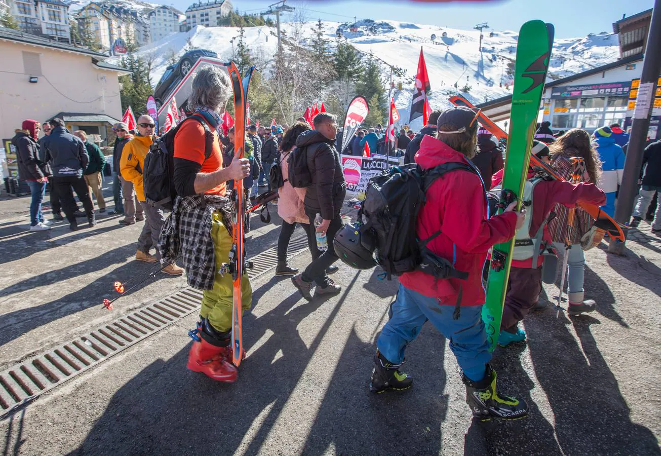 La estación de esquí de Sierra Nevada se encuentra cerrada este sábado por la huelga convocada por los trabajadores del servicios de remontes