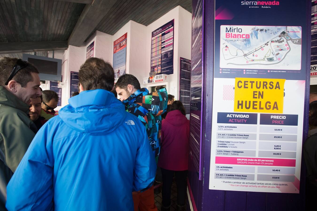 La estación de esquí de Sierra Nevada se encuentra cerrada este sábado por la huelga convocada por los trabajadores del servicios de remontes