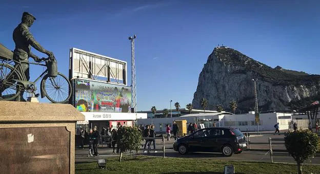 Acceso a la frontera con Gibraltar, con el monumento al trabajador español (2003) a la izquierda. 