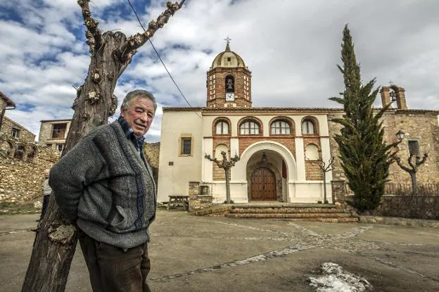 Salvador Pérez Abad, alcalde de Villarroya desde 1973, en la plaza del pueblo, frente a la iglesia. 