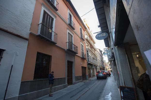 El bloque de edificios número 8 de la calle Buensuceso tardó en construirse más de 200 años, según el Catastro. 