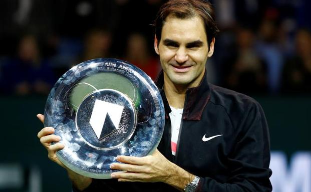 Roger Federer posa con el trofeo. 