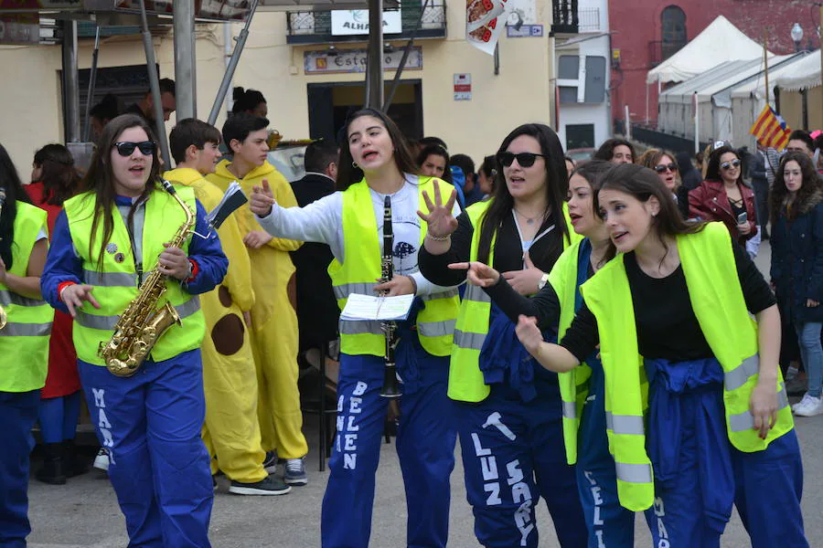 Afortunadamente los pronósticos no se cumplieron y el buen tiempo hizo que los alhameños y visitantes pudieran despedir el Carnaval 2018 con un estupendo ambiente