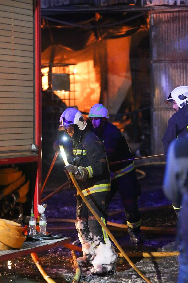 El fuego en una nave industrial de Santa Fe moviliza a casi todo el Cuerpo de Bomberos de Granada