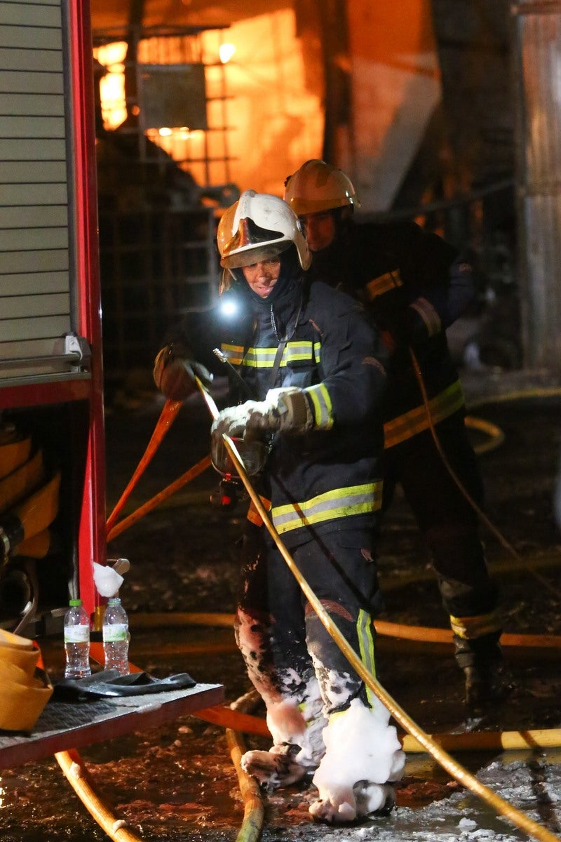 El fuego en una nave industrial de Santa Fe moviliza a casi todo el Cuerpo de Bomberos de Granada