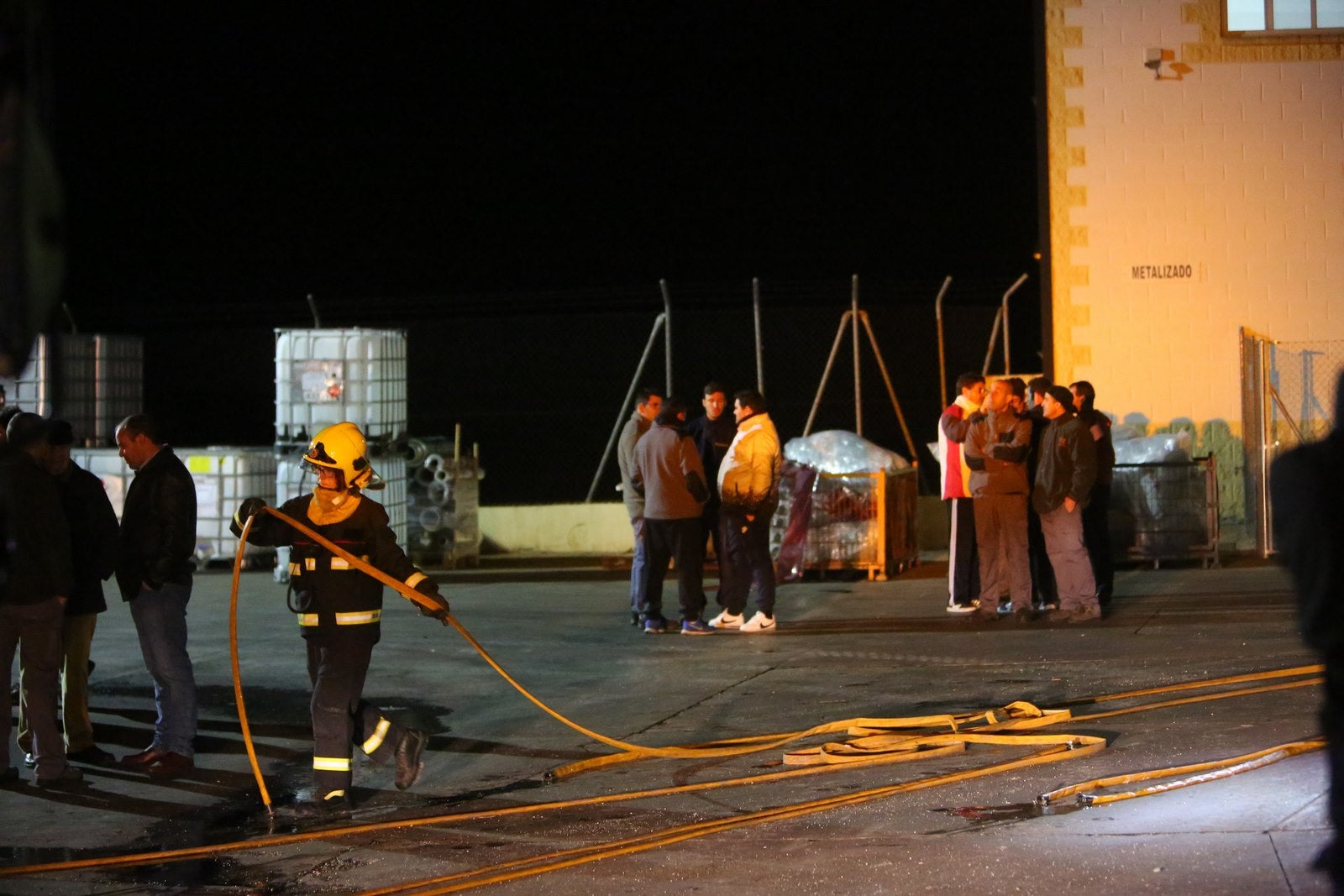 El fuego en una nave industrial de Santa Fe moviliza a casi todo el Cuerpo de Bomberos de Granada