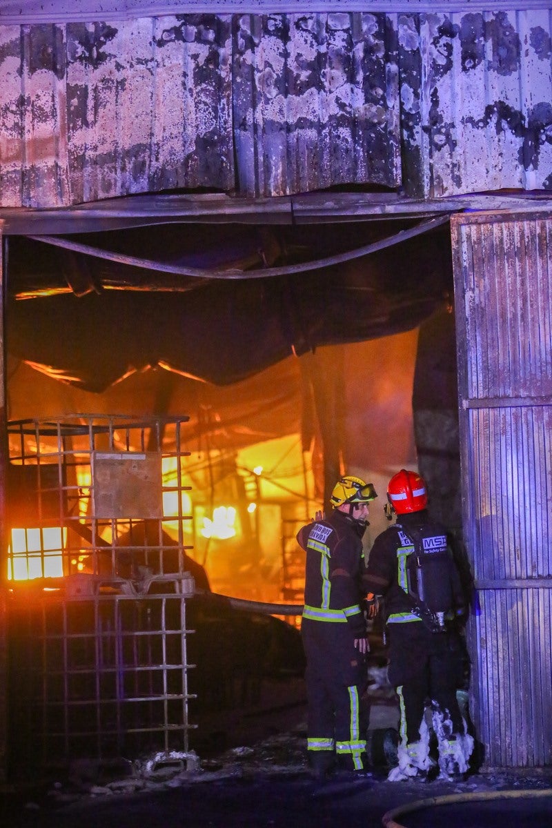 El fuego en una nave industrial de Santa Fe moviliza a casi todo el Cuerpo de Bomberos de Granada