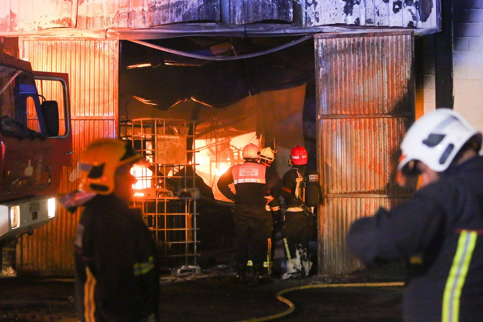 El fuego en una nave industrial de Santa Fe moviliza a casi todo el Cuerpo de Bomberos de Granada