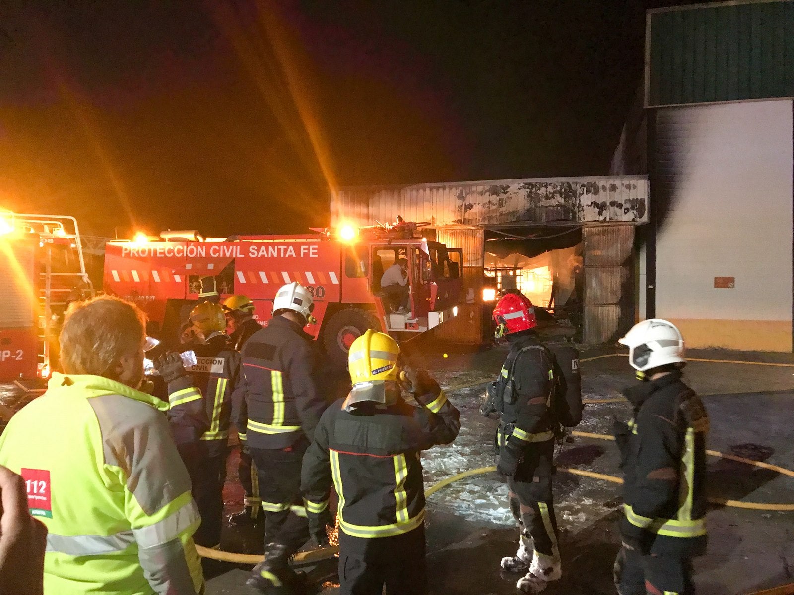 El fuego en una nave industrial de Santa Fe moviliza a casi todo el Cuerpo de Bomberos de Granada