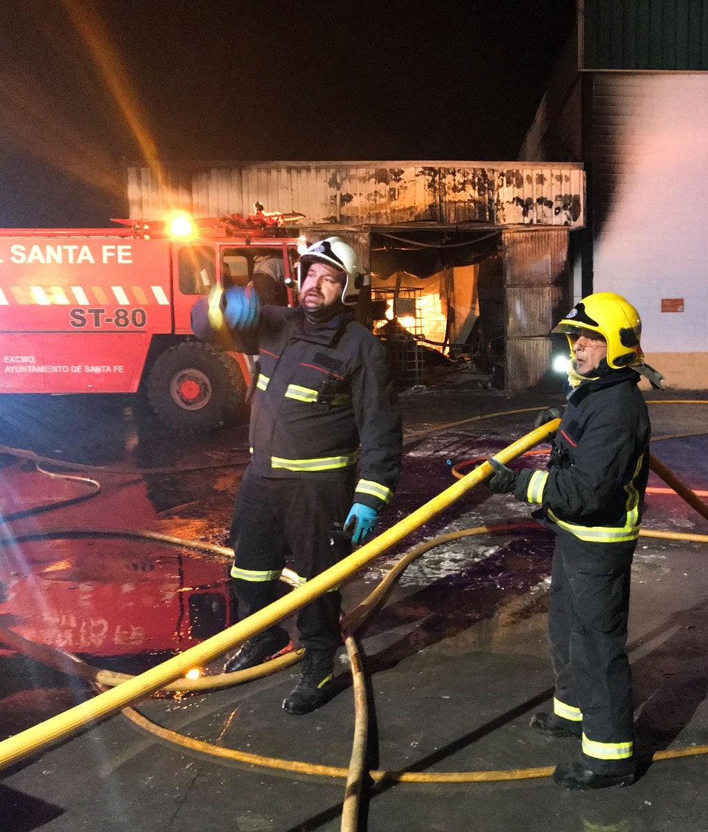 El fuego en una nave industrial de Santa Fe moviliza a casi todo el Cuerpo de Bomberos de Granada