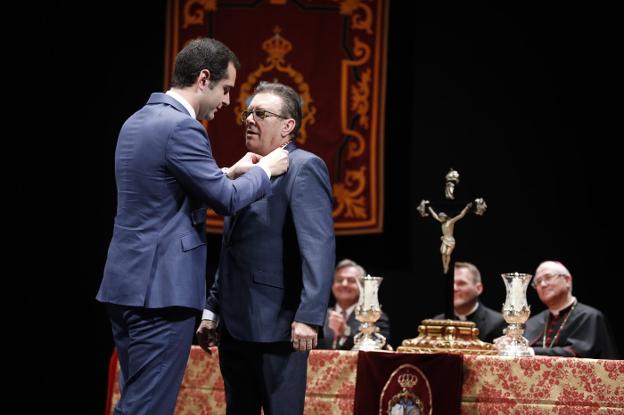 El pregonero recibió ayer el escudo de oro de la ciudad de manos del alcalde, Ramón Fernández-Pacheco. 