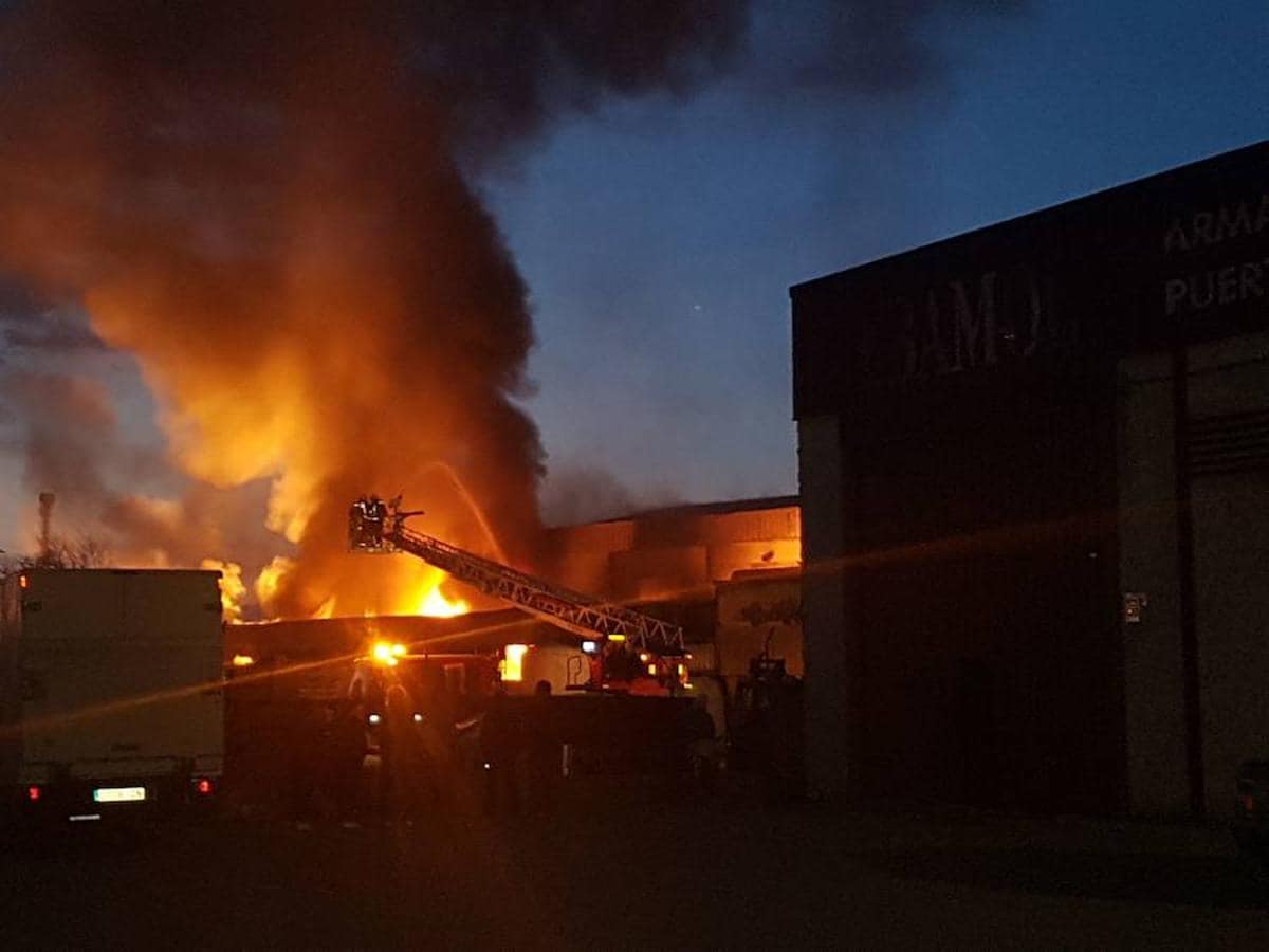 Fotos: Bomberos de Granada apagan el fuego en la nave de plásticos en Camino Barrasa en Santa Fe