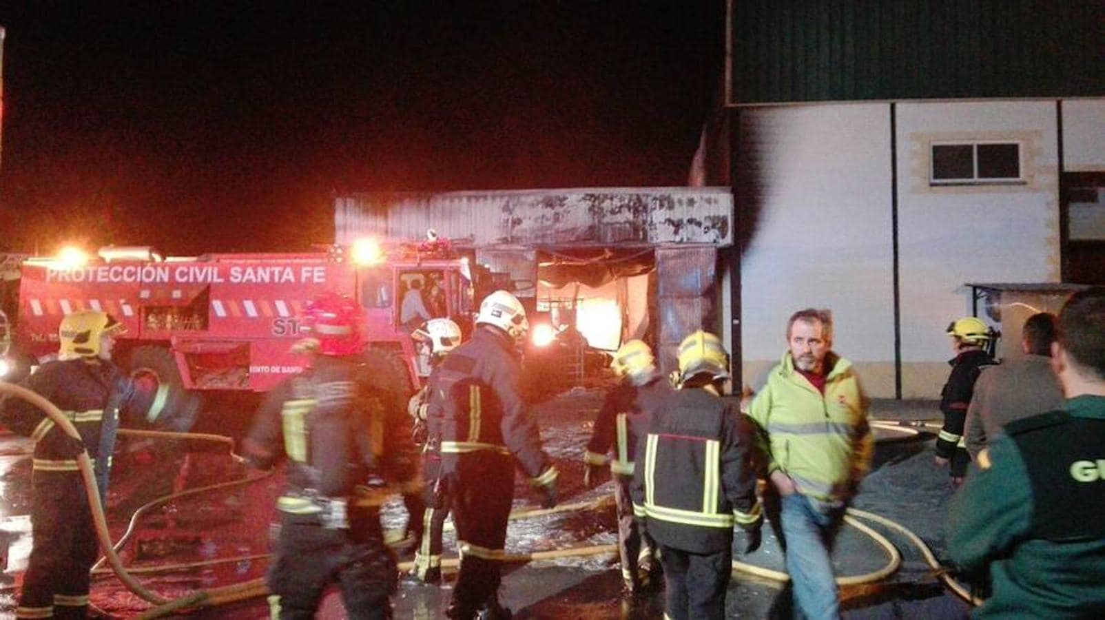 Fotos: Bomberos de Granada apagan el fuego en la nave de plásticos en Camino Barrasa en Santa Fe