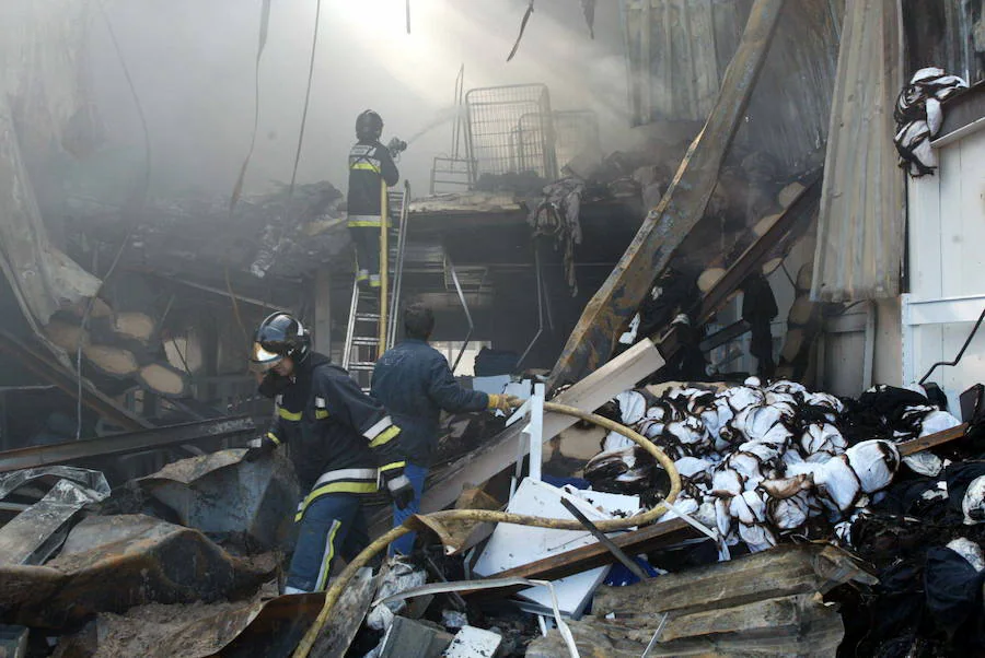 Cien agentes trabajaron cinco horas en la extinción de un incendio que redujo a escombros seis naves industriales del polígono Manzanil I de Loja. 5 de febrero de 2004