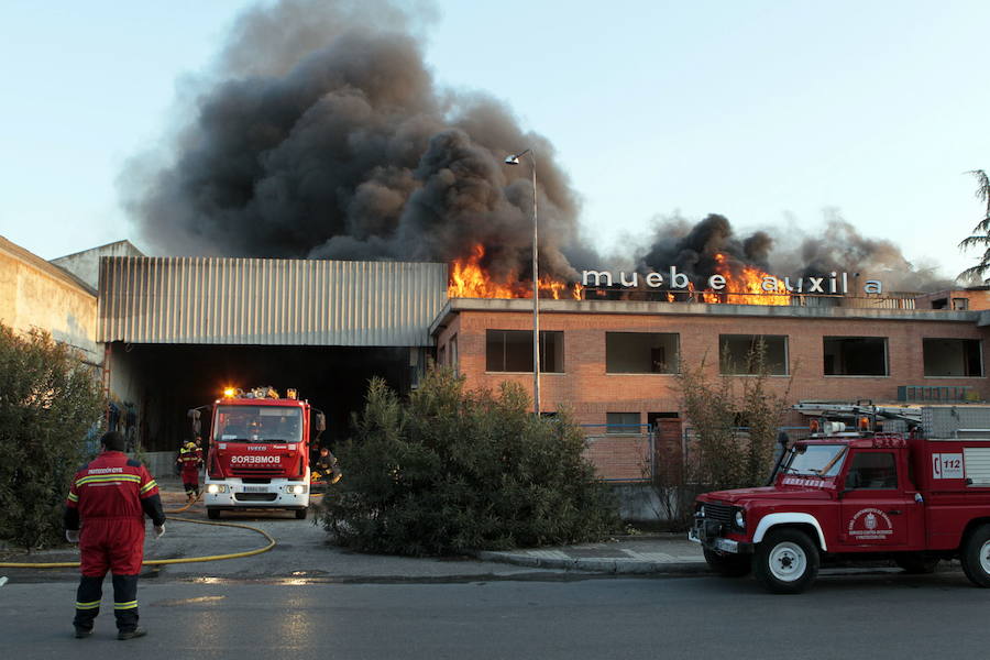 Un violento incendio devoró la nave abandonada de muebles Fher en el polígono Asegra de Peligros. 26 de febrero de 2012.
