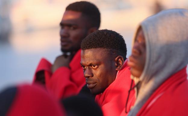  Tres de los inmigrantes que llegaron ayer al puerto de Motril. 
