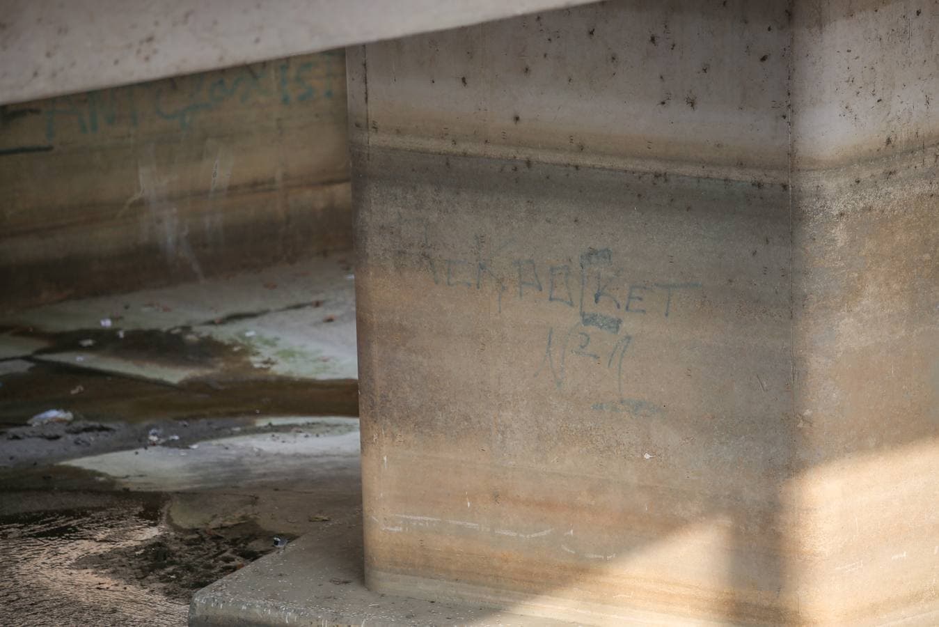 Muros, pretiles y puentes del Genil se han convertido en un espacio propicio para los gamberros se 'luzcan' con el espray o el rotulador