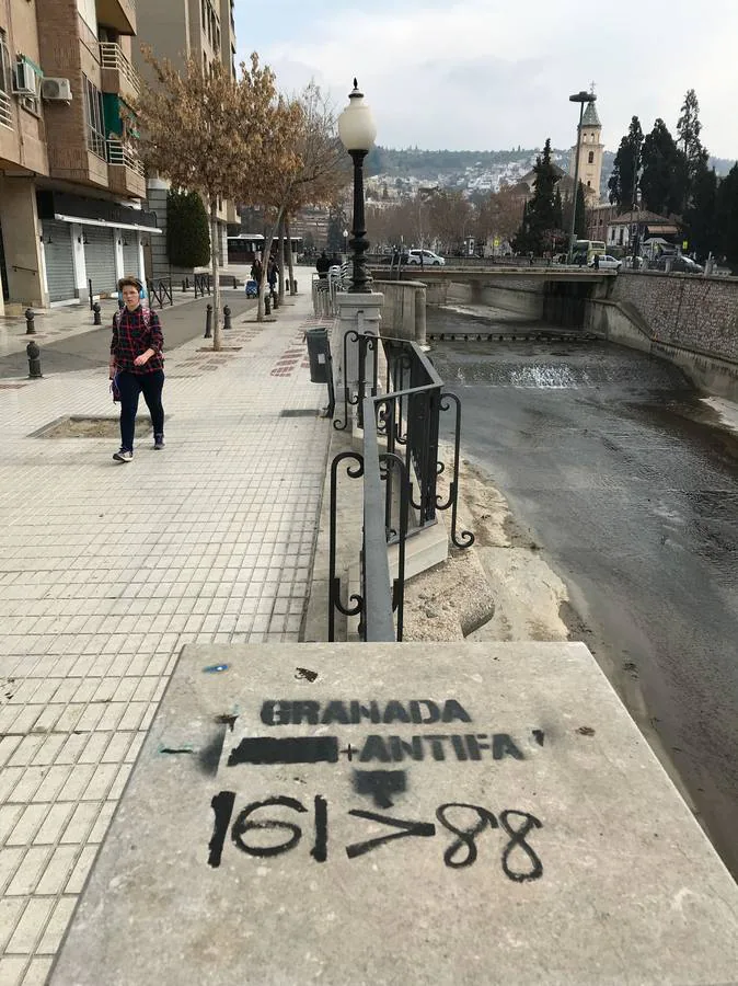 Muros, pretiles y puentes del Genil se han convertido en un espacio propicio para los gamberros se 'luzcan' con el espray o el rotulador