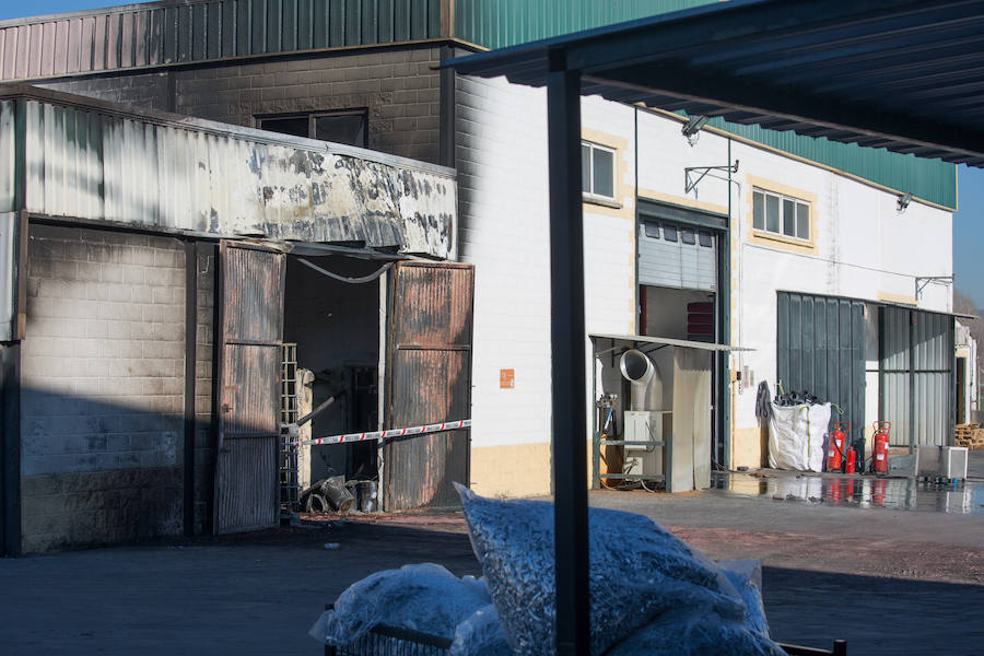 Las llamas han arrasado parte de las instalaciones de Industrial Bolsera Granadina, en el polígono Dos de Octubre de Santa Fe. El fuego se inició sobre las 18.15 del lunes. Así estaban las instalaciones el martes. 