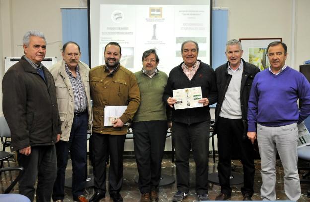 Miembros de la Asociación '28 de febrero', junto a algunos de los artistas que participarán en la gala del Día de Andalucía. 