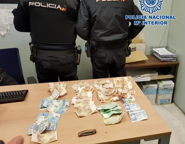 Detenido en Granada tras robar a un hombre su cartera, con más de 4.500 euros y tres décimos de lotería