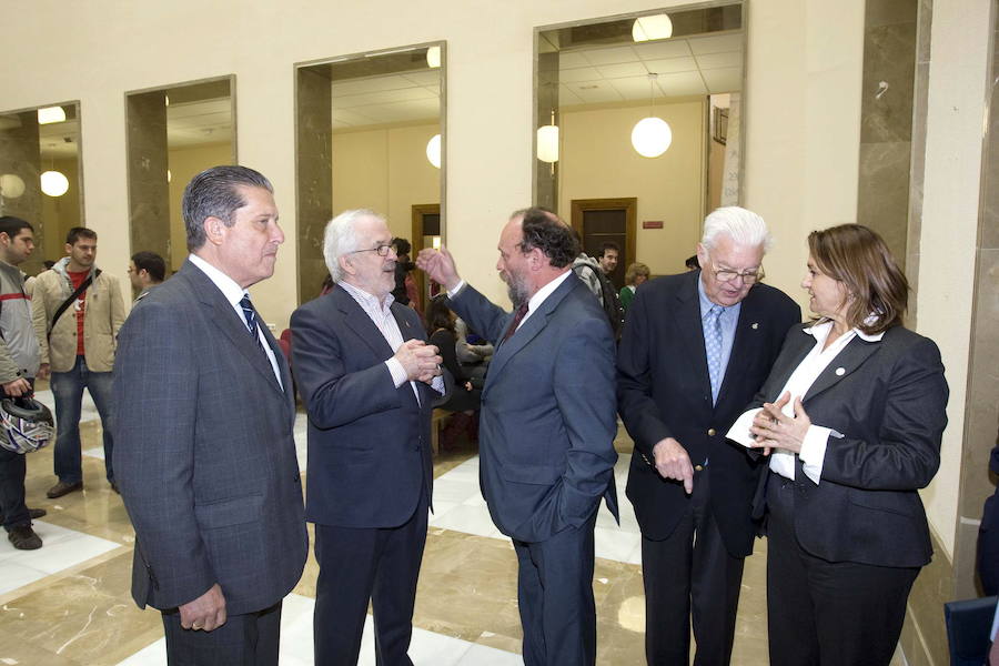 Junto a Federico Mayor Zaragoza, Francisco González Lodeiro y Margarita Latiesa en el homenaje a José Cazorla que le ofreció la Facultad de Ciencias Políticas de Granada. “Ojalá que llegue el día en que el humor sea una asignatura fundamental para llegar a un cargo público”, dijo el viñetista. Marzo 2008 