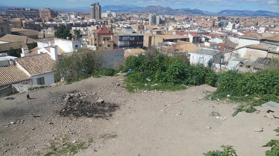 Estas parcelas acumulan basura en pleno barrio Patrimonio de la Humanidad