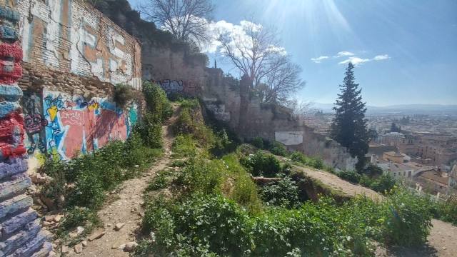 Estas parcelas acumulan basura en pleno barrio Patrimonio de la Humanidad