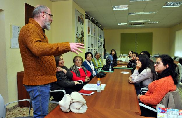 Alumnos y mayores compartieron sus puntos de vista sobre la situación de la ciudad. 