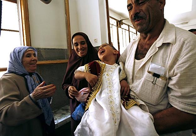 Un niño llora camino de su circuncisión en un hospital de Argelia. 