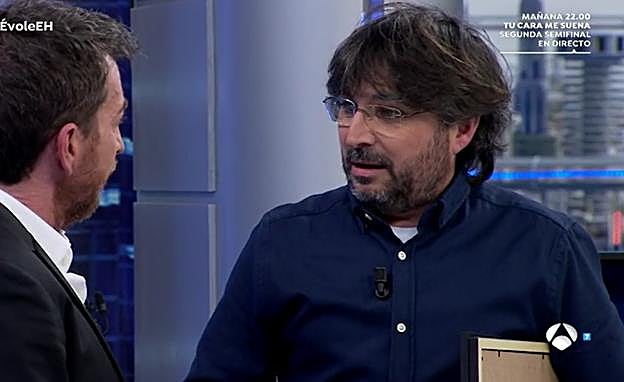 El polémico regalo de Jordi Évole a Pablo Motos en pleno directo