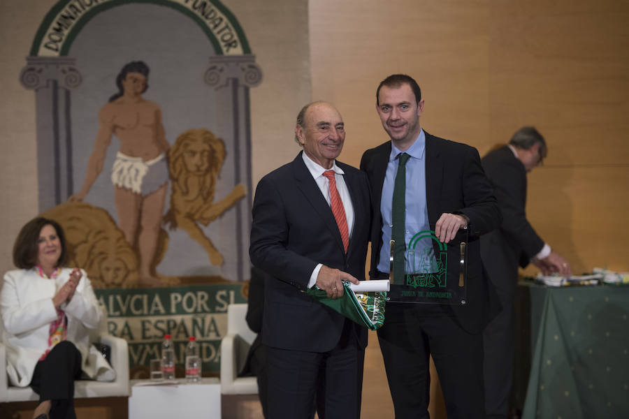 Trece personas e instituciones de Granada reciben la bandera de Andalucía por su trayectoria destacada de manos de la Junta de Andalucía en un acto que congregó a 400 asistentes en el Parque de las Ciencias