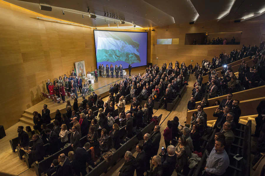 Trece personas e instituciones de Granada reciben la bandera de Andalucía por su trayectoria destacada de manos de la Junta de Andalucía en un acto que congregó a 400 asistentes en el Parque de las Ciencias