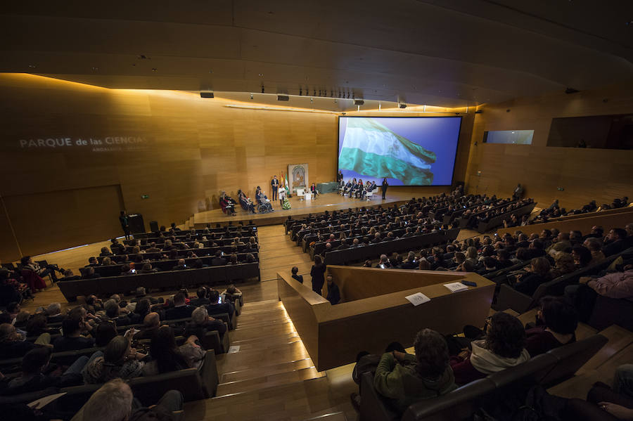 Trece personas e instituciones de Granada reciben la bandera de Andalucía por su trayectoria destacada de manos de la Junta de Andalucía en un acto que congregó a 400 asistentes en el Parque de las Ciencias