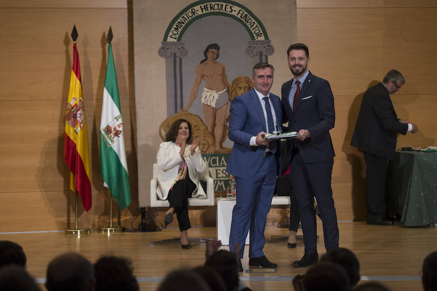 Trece personas e instituciones de Granada reciben la bandera de Andalucía por su trayectoria destacada de manos de la Junta de Andalucía en un acto que congregó a 400 asistentes en el Parque de las Ciencias