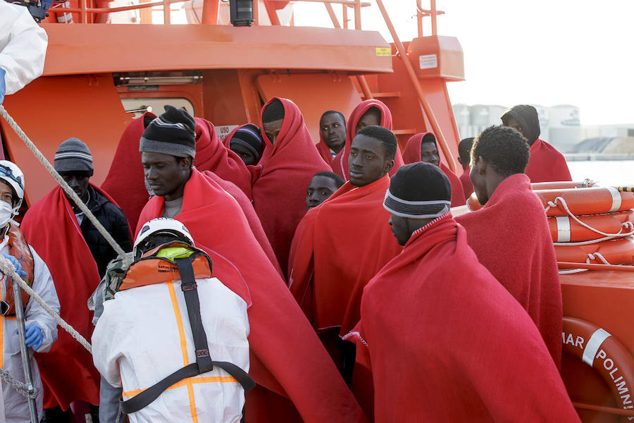 Los inmigrantes han sido atendidos por la Cruz Roja a su llegada al puerto granadino, donde les han dispensado una primera atención sanitaria y alimenticia.