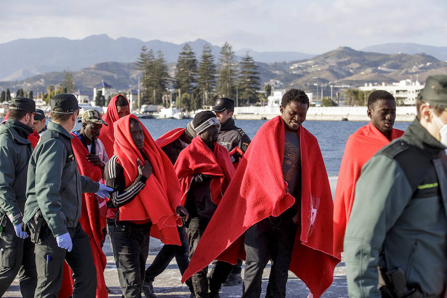 Los inmigrantes han sido atendidos por la Cruz Roja a su llegada al puerto granadino, donde les han dispensado una primera atención sanitaria y alimenticia.