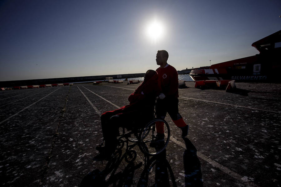 Los inmigrantes han sido atendidos por la Cruz Roja a su llegada al puerto granadino, donde les han dispensado una primera atención sanitaria y alimenticia.