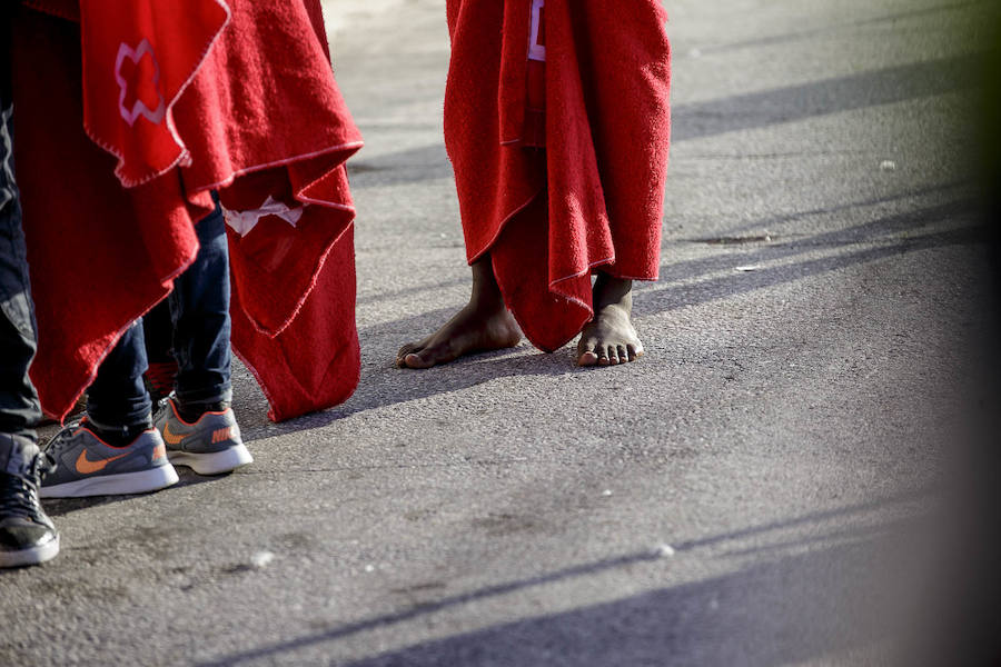 Los inmigrantes han sido atendidos por la Cruz Roja a su llegada al puerto granadino, donde les han dispensado una primera atención sanitaria y alimenticia.