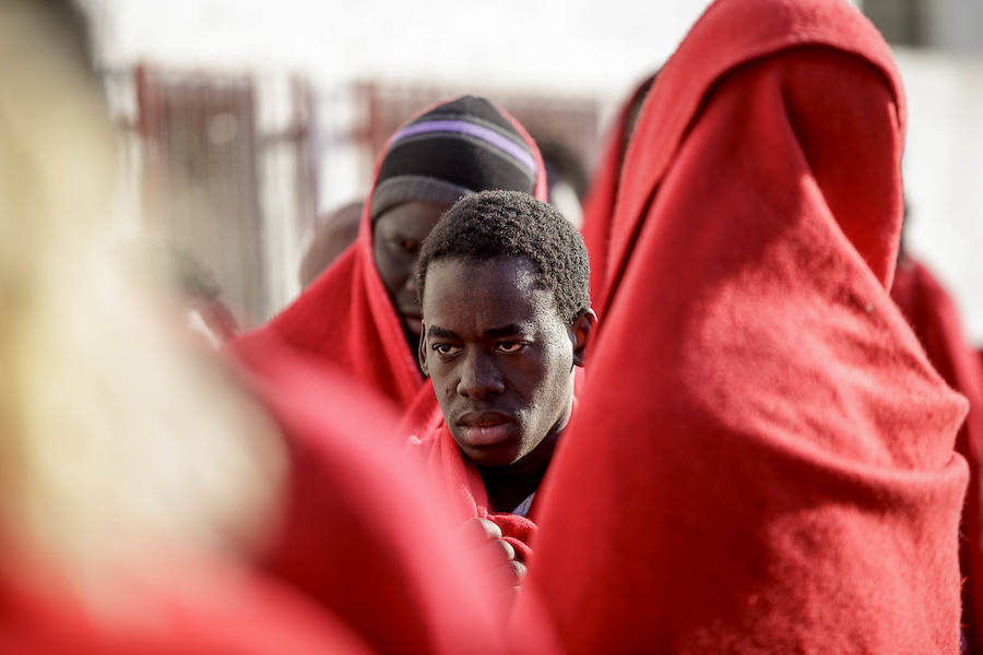 Los inmigrantes han sido atendidos por la Cruz Roja a su llegada al puerto granadino, donde les han dispensado una primera atención sanitaria y alimenticia.