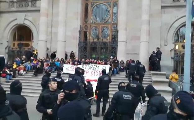 Los Mossos detienen a 12 personas encadenadas en la puerta del TSJC