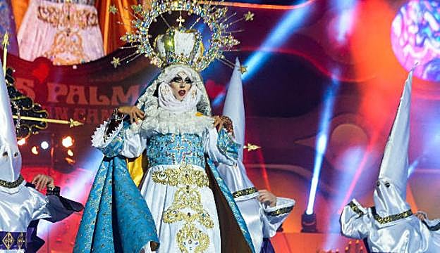 Valtonyc. El rapero condenado a tres años y medio de prisión. Abajo, el drag Sethlas vestido de la Virgen en Canarias. :: r. c.
