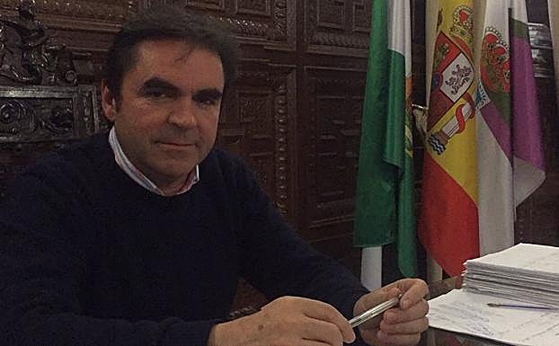 Reúnen las firmas para decidir si sigue el alcalde de Porcuna