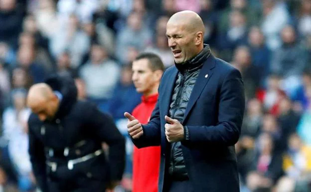 Zinedine Zidane festeja uno de los goles del Real Madrid al Alavés. 