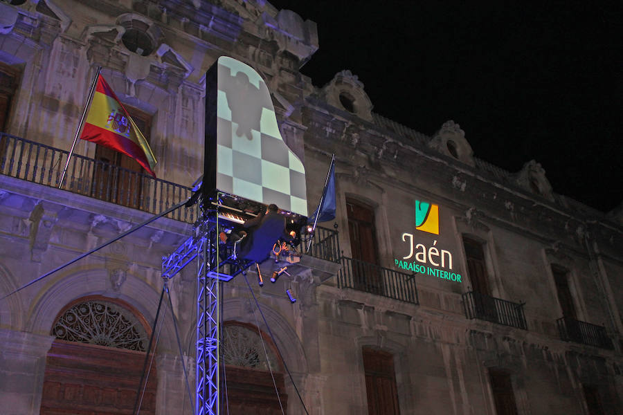 Colgado desde seis metros de altura y en posición vertical, la actuación de David Moreno dio anoche comienzo al I Festival de Piano de Jaén