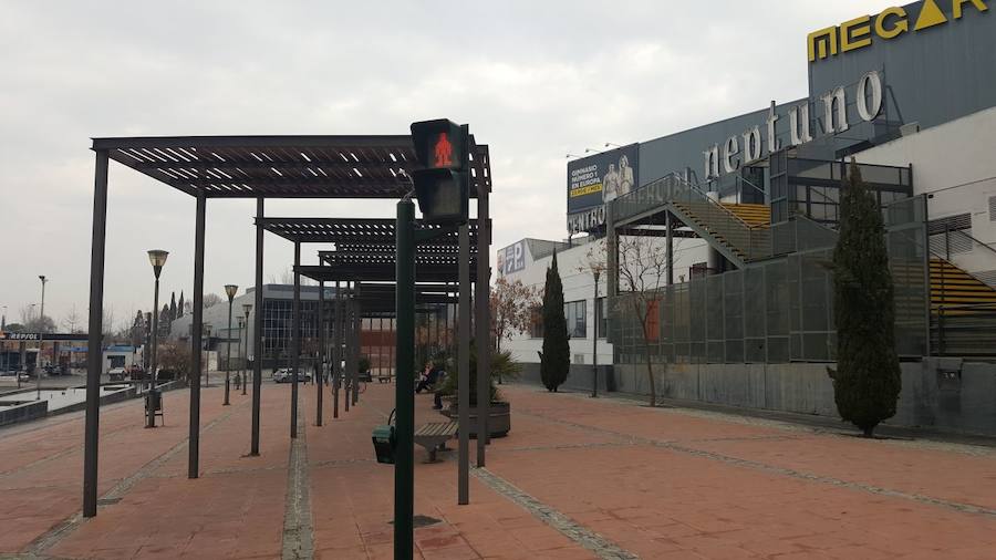 La parte de arriba del semáforo ha aparecido en el suelo