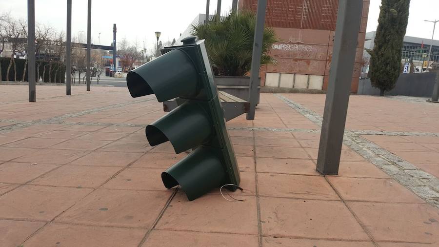 La parte de arriba del semáforo ha aparecido en el suelo